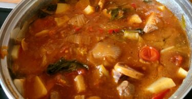 Gartenzauber: Frische Gartensuppe mit zartem Rindfleisch und buntem Gemüse