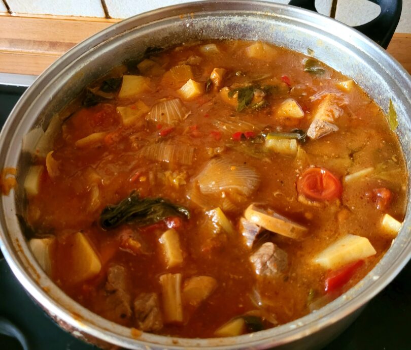 Gartenzauber: Frische Gartensuppe mit zartem Rindfleisch und buntem Gemüse