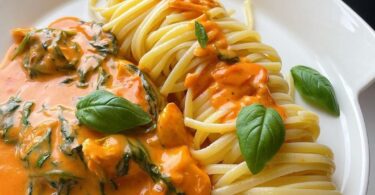 Köstliche Fusion: Pasta Perfektion mit Hähnchen, Spinat und Parmesan