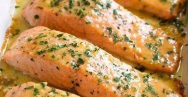 Lachs in Knoblauch-Zitronen-Butter