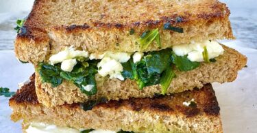 Sandwich mit gegrilltem Feta und Spinat