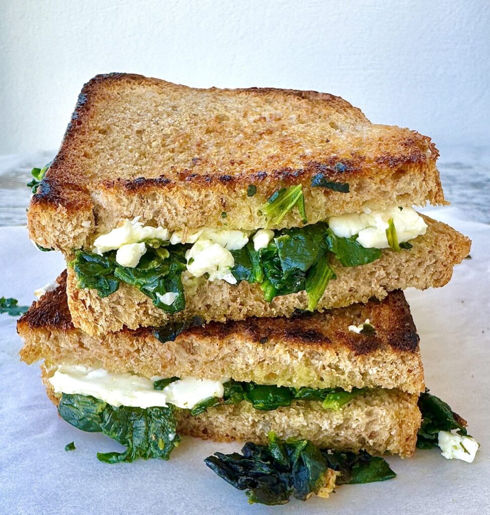 Sandwich mit gegrilltem Feta und Spinat