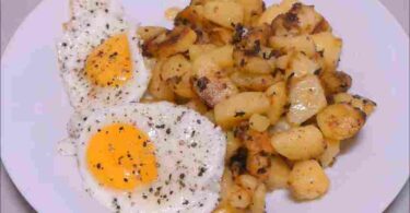 Goldbraun und Köstlich: Knusprige Bratkartoffeln mit Perfekt Gebratenem Spiegelei