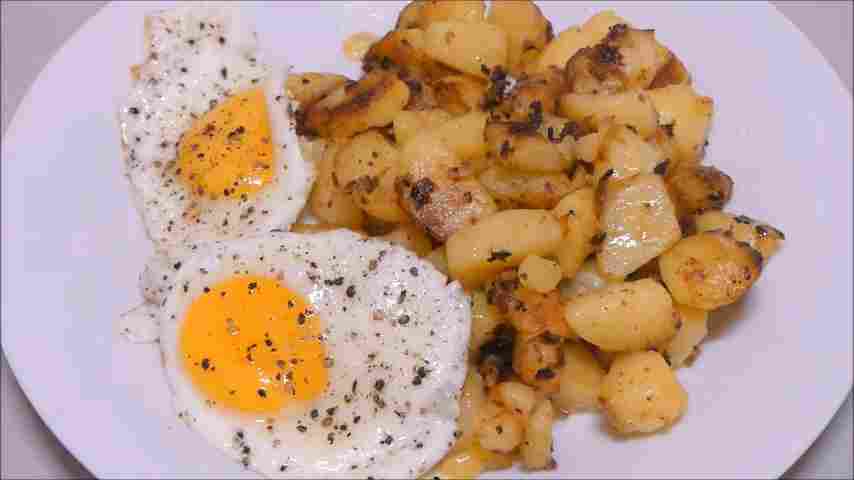Goldbraun und Köstlich: Knusprige Bratkartoffeln mit Perfekt Gebratenem Spiegelei