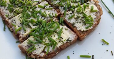 Schnittlauch-Roggenbrot mit Butter & Kräutersalz