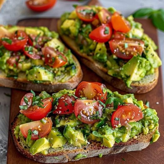 Avocado-Tomaten-Himmel auf Brot: So einfach und unwiderstehlich!