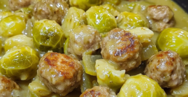 Herzhaft und gesund: Rosenkohleintopf mit Hackbällchen