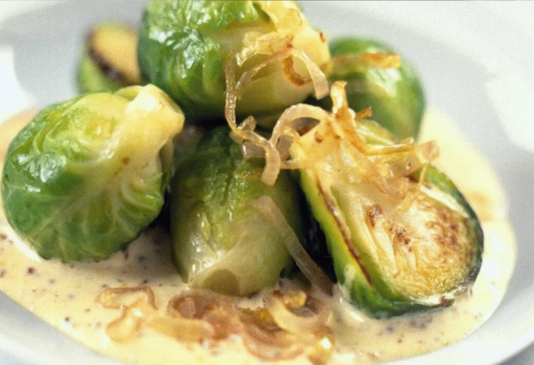 Rosenkohl in cremiger Frischkäse-Senfsauce