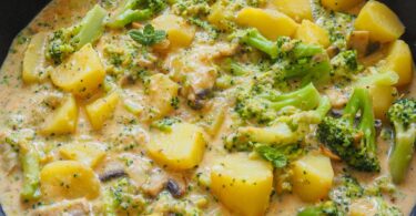 Herzhafte Kartoffel-Brokkoli-Pfanne mit cremiger Käsesauce
