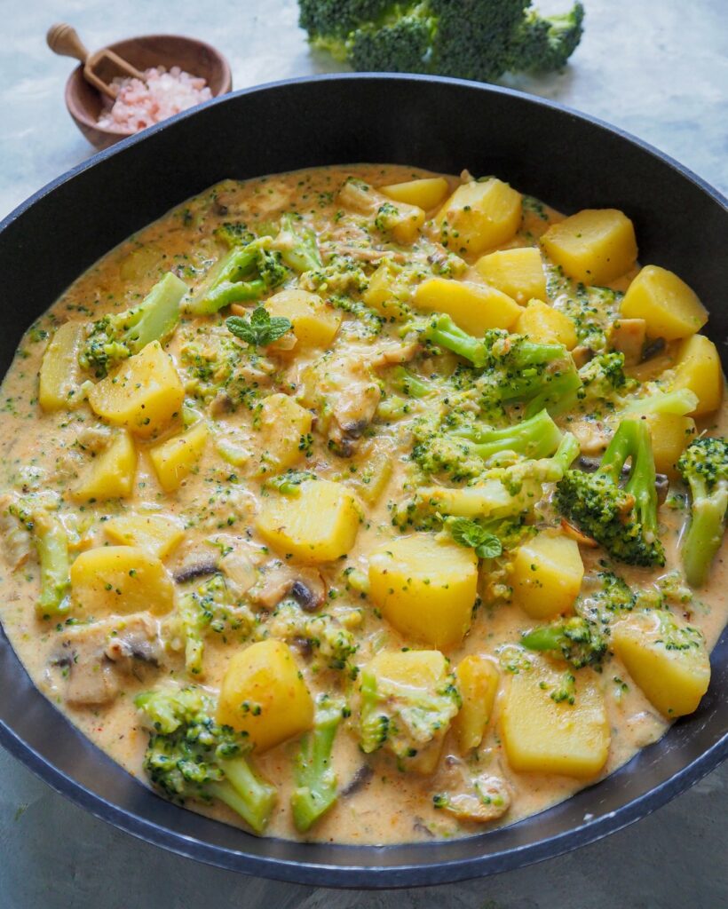 Kartoffel-Brokkoli-Pfanne mit Pilzen und Käsesauce