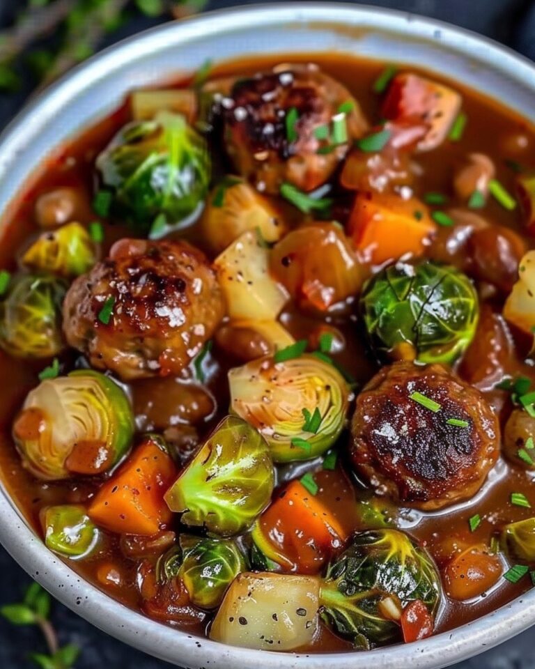 Rosenkohl-Eintopf mit Kartoffeln, Karotte und Hackbällchen