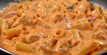 Cremige Pasta mit Tomatensoße – schnell gemacht und soooo lecker! 😋🍝