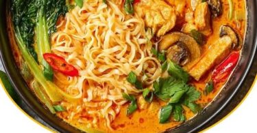 Thai Kokos-Curry-Nudelsuppe – cremig, würzig & schnell